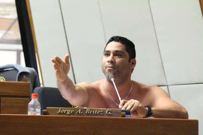El parlamentario paraguayo en su curul. Foto diario Hoy