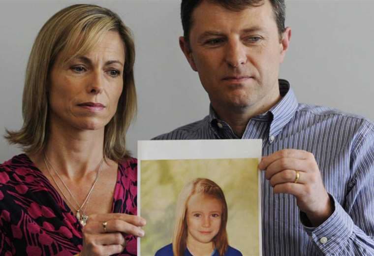 Lo padres con la foto de su hija desaparecida. Foto Internet