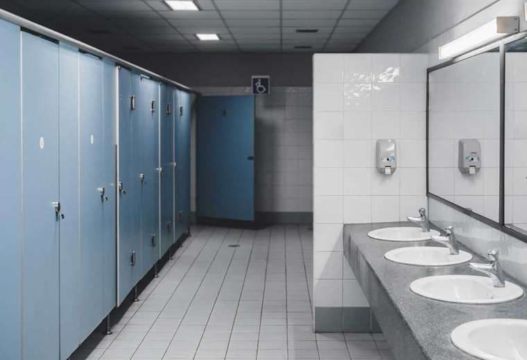 Los baños públicos muchas veces son inevitables, hay que tener cuidado al utilizarlos