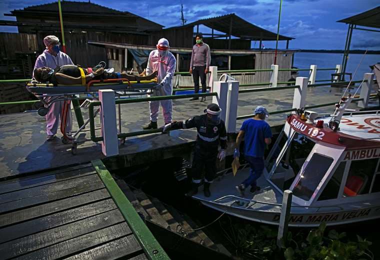 Un enfermo con Covid-19 listo para ser trasladado a un centro asistencial en Manaos. Foto AFP