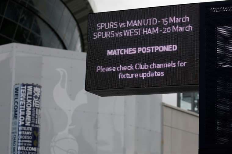 Foto de archivo tomada el 15 de marzo de 2020, muestra un letrero que anuncia el aplazamiento de los juegos de Tottenham contra Manchester United y West Ham, fuera del estadio Tottenham Hotspur, en Londres, en medio de la pandemia de coronavirus. Foto: AFP