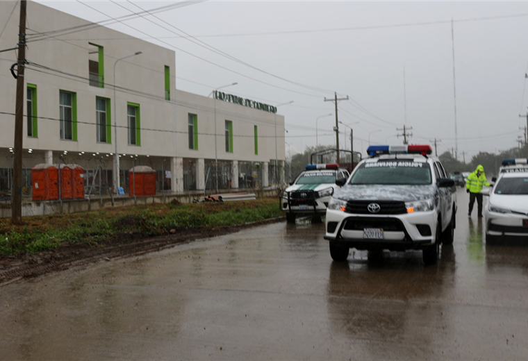 Policías y militares llegaron cerca de las 7:00 al hospital de Montero. Foto. Zona Norte 