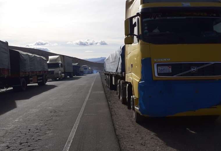 Transportistas varados en la frontera con Chile. Foto Cortesía Asociatrin