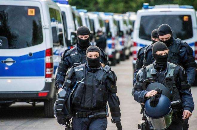 Policías deben cuidar los derechos de las personas en Alemania