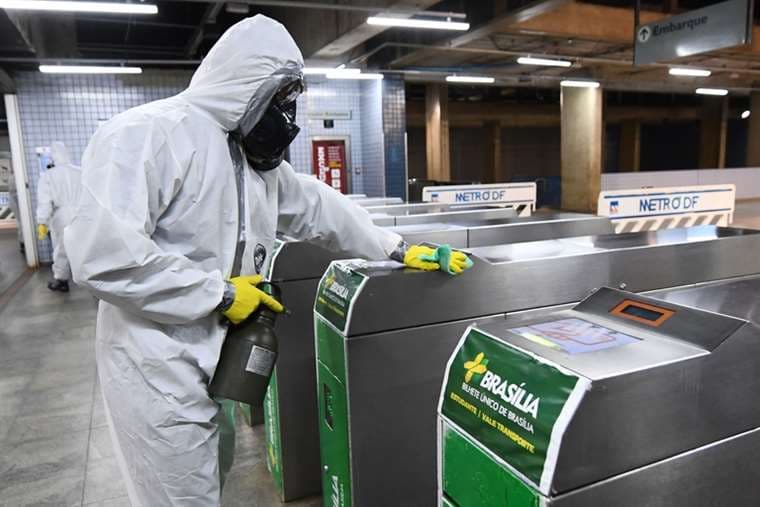 Un trabajador limpia una estación del metro de Brasilia. Foto AFP