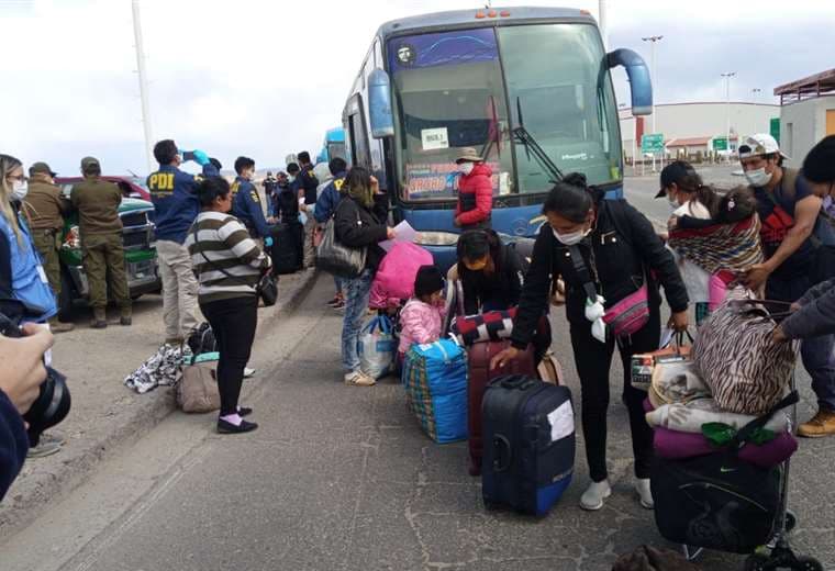 Bolivianos ingresan al país desde Chile. Foto: ABI
