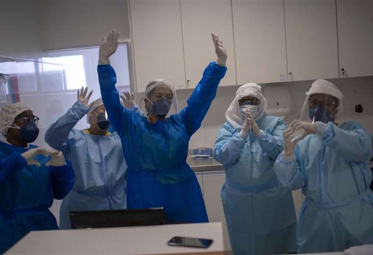 Profesionales en salud cantan una canción mientras descansan en la unidad de terapia intensiva de un hospital de Río de Janeiro. Foto AFP