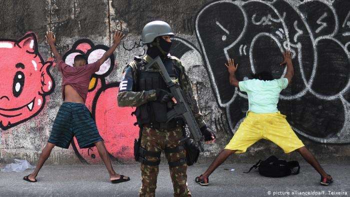 Las operaciones armadas del estado en las comunidades de Rio de Janeiro son cuestionadas 