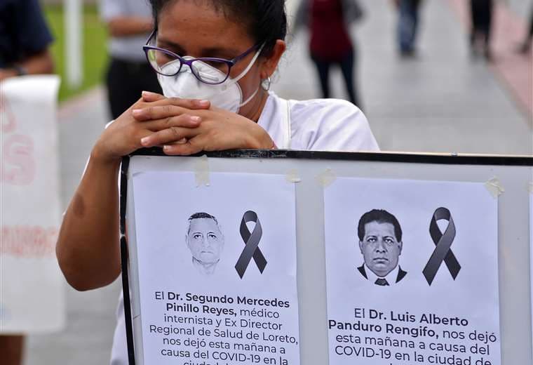 Una protesta de personal médico peruano por los muertos del sector por la pandemia. Foto AFP