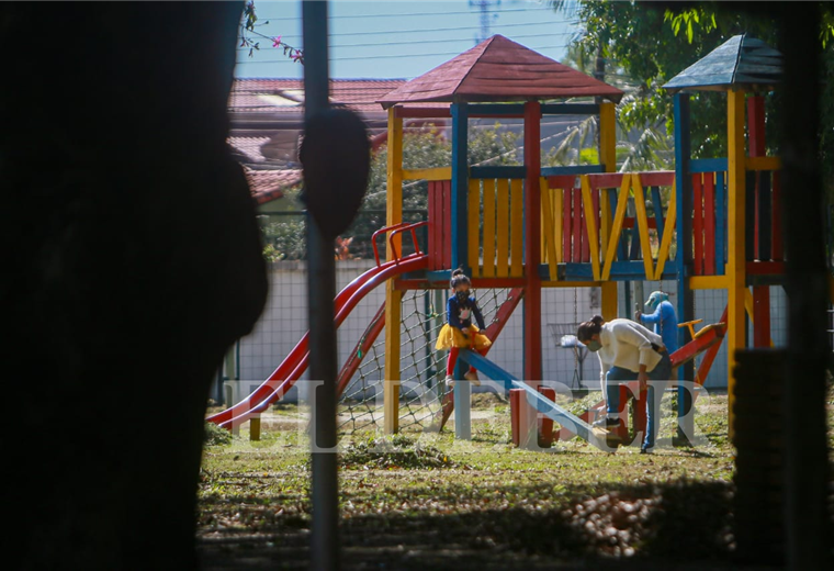 Muchos niños salieron a los parques este sábado en Santa Cruz. Foto. Jorge Uechi