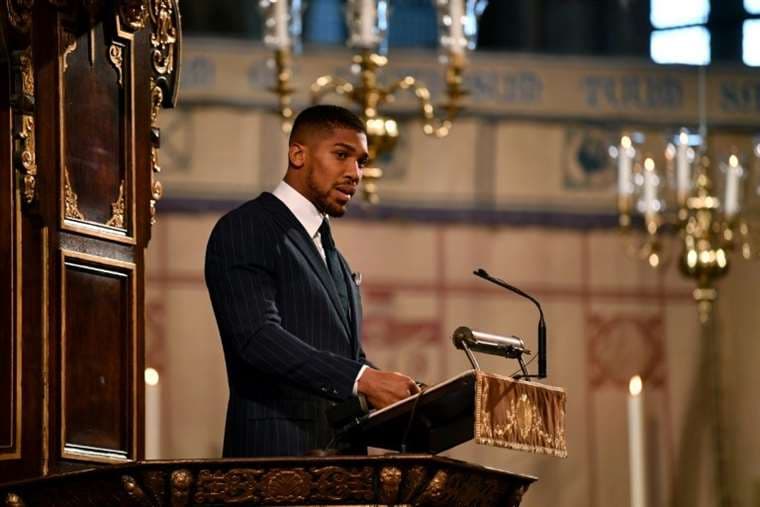 Esta imagen de archivo muestra al boxeador británico Anthony Joshua durante una ceremonia religiosa en la Abadía de Westminster, en Londres, el 9 de marzo de 2020. Foto: AFP
