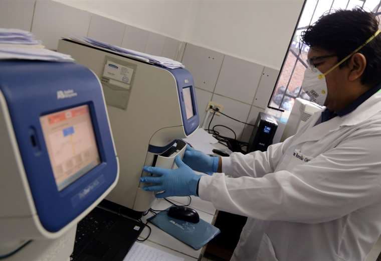 Laboratorista de Cenetrop realizando pruebas (Foto: FUAD LANDÍVAR)