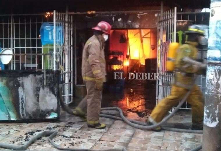 Incendio en una tienda de abarrotes en la capital cruceña-foto: Daniel Arteaga