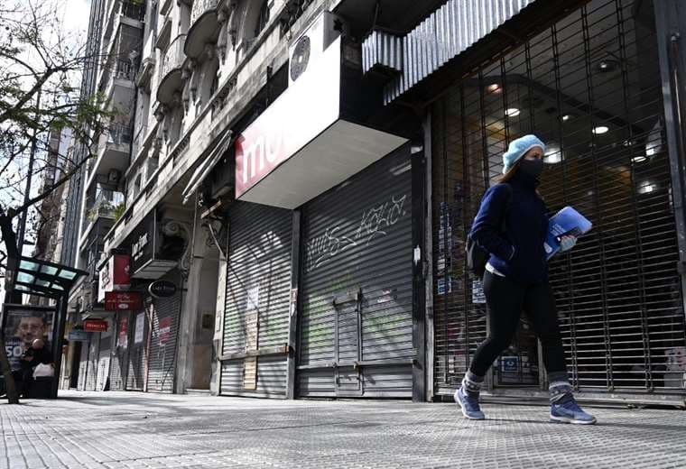 El famoso barrio comercial Once luce tiendas cerradas por el nuevo confinamiento.Foto AFP