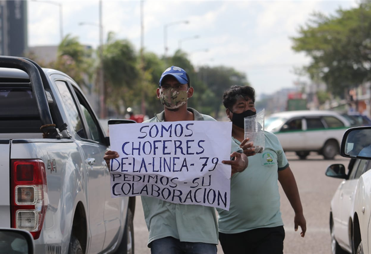 Algunos choferes de micros pidieron colaboración en las calles por falta de ingresos en esta época de pandemia. Foto. Jorge Gutiérrez 