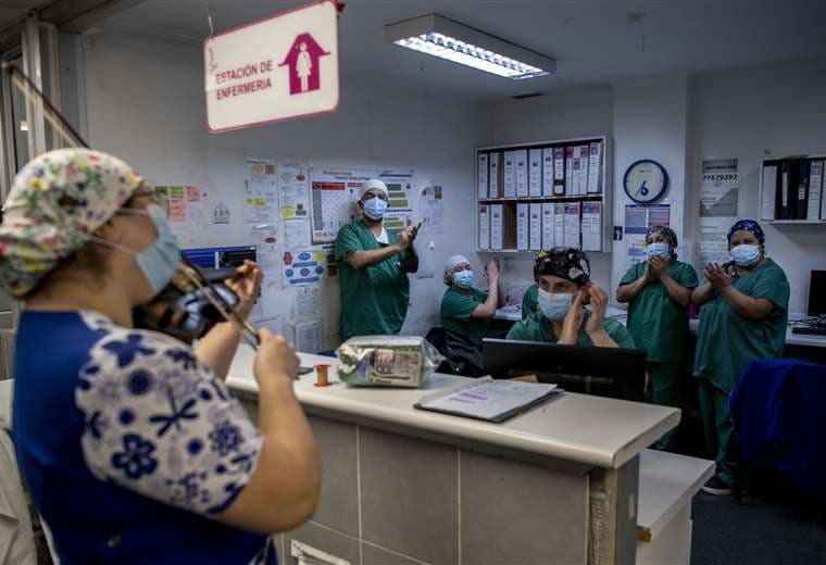 La enfermera Damaris Silva tocando en la Unidad de Terapia Intensiva del hospital El Pino de Santiago. Foto AFP