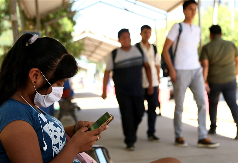 Los estudiantes de la Gabriel René Moreno podrán navegar de forma gratuita en las páginas de la Universidad estatal. Foto. Jorge Uechi 