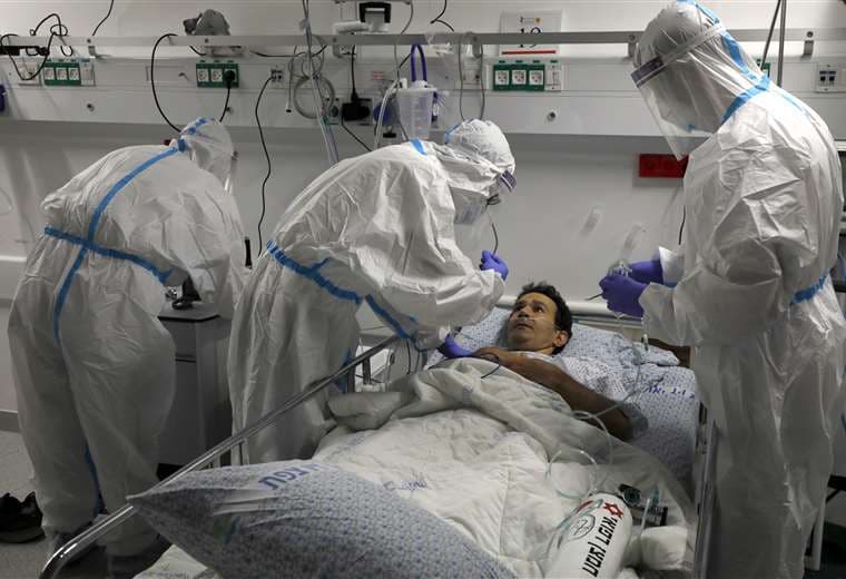 Simulación de un tratamiento a un paciente con Covid-19 en el Centro Médico Ziv, en la ciudad de Safed. Foto AFP