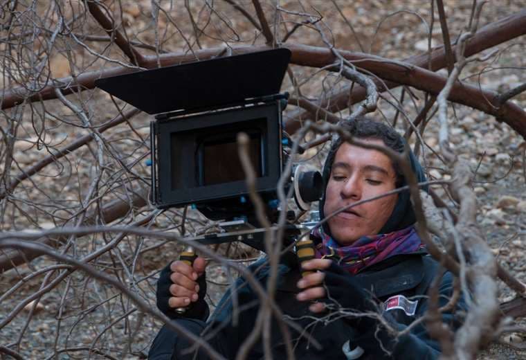 El director Mauricio Ovando en una filmación. Su documental "Algo quema" forma parte del ciclo