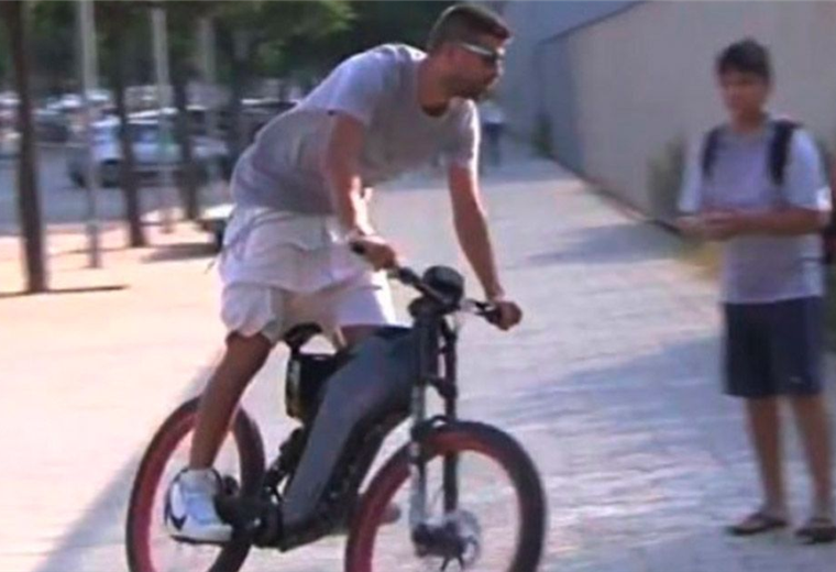 Piqué, del Barcelona, voló con esta bicicleta