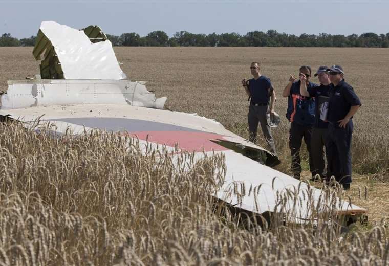 Foto tomada el 1 de agosto del 2014 de los restos del avión de Malaysia Airlines derribado sobre la aldea Hrabove, en la región de Donetsk en el este de Ucrania. Foto Internet