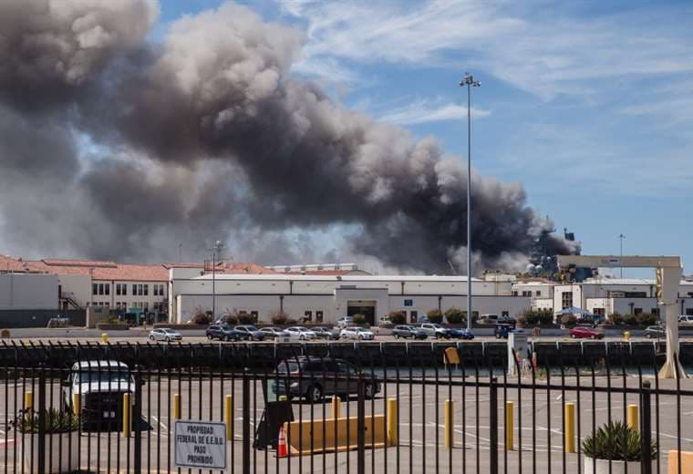 Una columna de humo se observ{o desde la parte exterior de la base naval de San Diego. Foto Internet