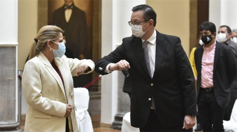 La presidenta Jeanine Áñez se saludan con el ministro Óscar Ortiz en palacio de Gobierno. Foto. Internet 