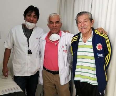 Gilberto 'Manacha' Cabrera (der) posa con Roberto Ferreira y su hijo Denis. Foto: EL DEBER