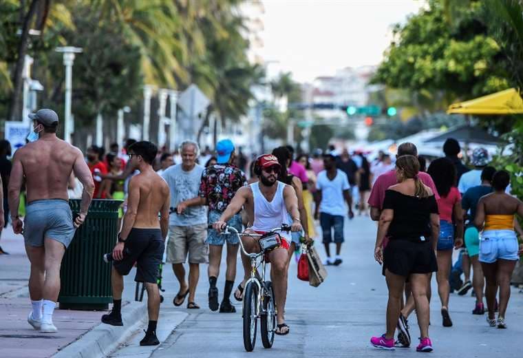 Personas circulando por Miami Beach. Foto AFP