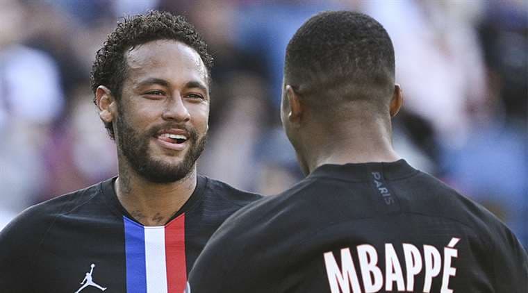 Neymar celebra con Mbappé uno de sus goles. Foto: AFP