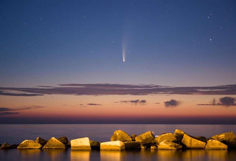 El cometa Neowise visto al atardecer desde el Puerto de Molfetta, en Italia. Foto Getty Images