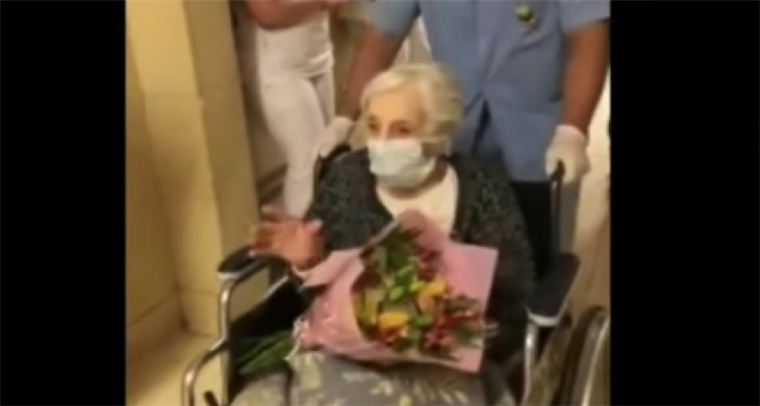 La anciana al salir del hospital. Foto Internet