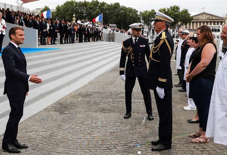 Macron rindió homenaje al servicio médico por su lucha contra la pandemia. Foto AFP