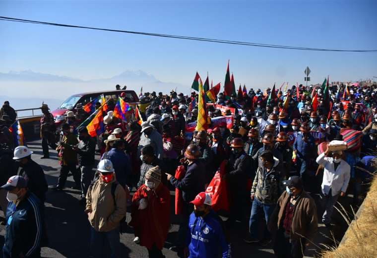 Trabajadores bajan desde El Alto, hacia La Paz.   Foto: APGNoticias