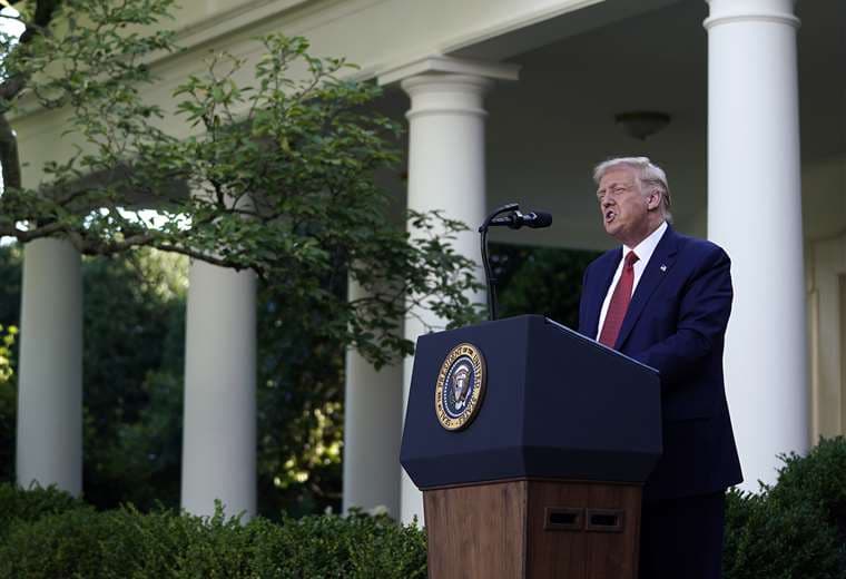 Trump en la conferencia en uno de los jardines de la Casa Blanca. Foto AFP