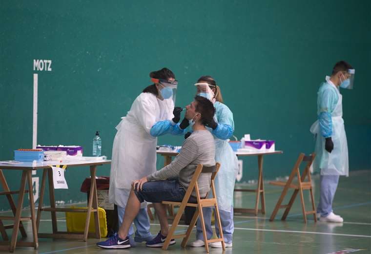 Una enfermera toma una muestra de un hombre posiblemente afectado por coronavirus en la ciudad vasca de Getaria (España). Foto AFP