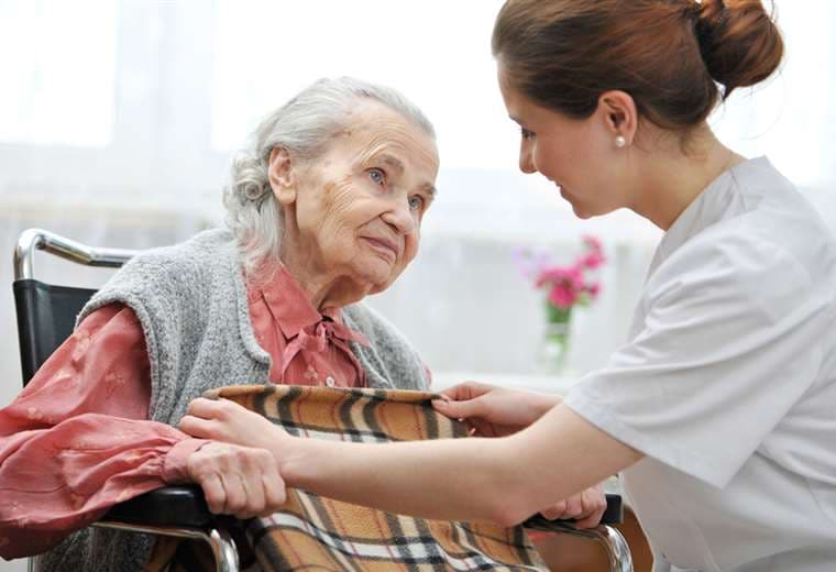 Los adultos mayores requieren de cuidados para evitar contagiarse de Covid 19