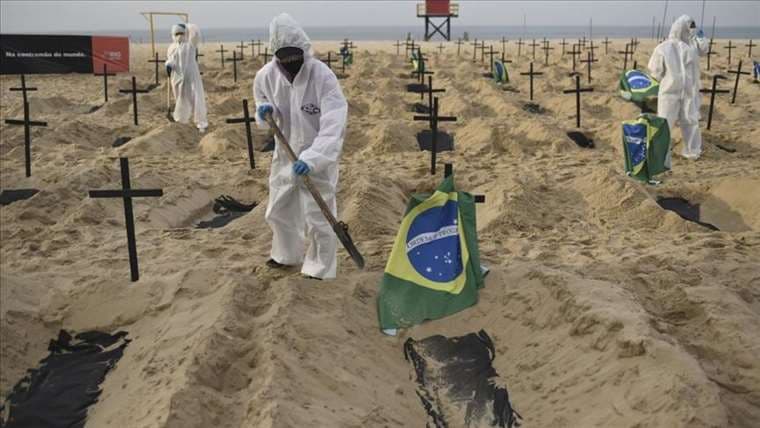 Protesta en una playa de Río contra el gobierno de Bolsonaro. Foto Internet