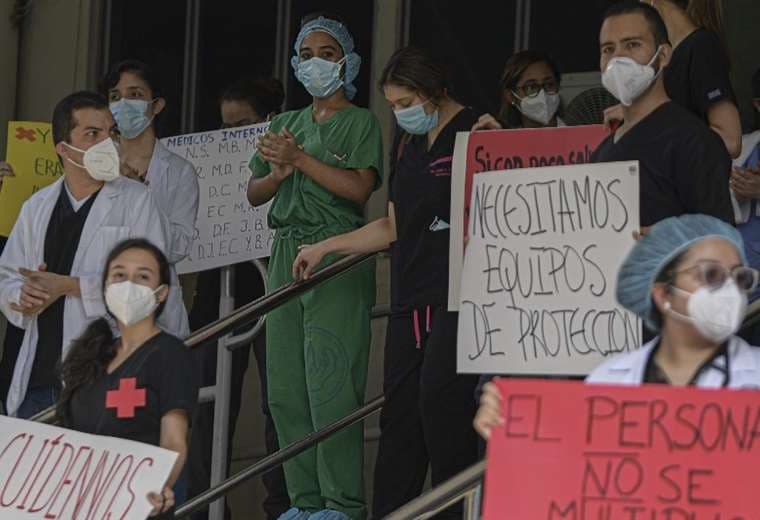 Personal de salud pide mejores condiciones de bioseguridad en un hospital de la Ciudad de Panamá. Foto AFP