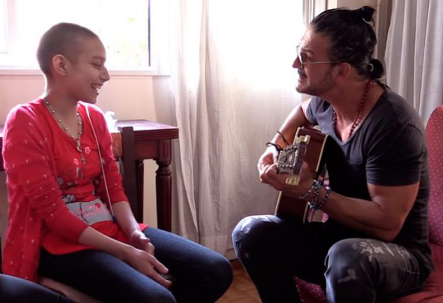 Ricardo Arjona emociona con homenaje a una fanática que murió de cáncer
