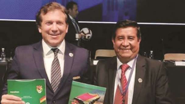 César Salinas con el presidente de la CONMEBOL, el paraguayo Alejandro Domínguez. Foto: internet