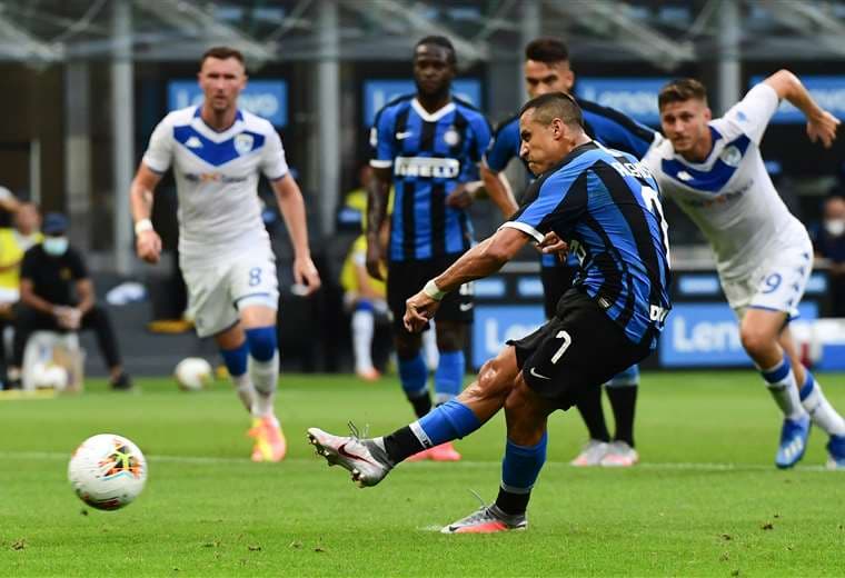 Alexis Sánchez marcó este miércoles de penal. Aportó al triunfo del Inter que está tercero en la tabla de posiciones del torneo italiano. Foto: AFP