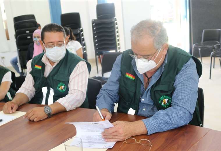 Autoridades de Senasag firman el acuerdo de control de semillas.