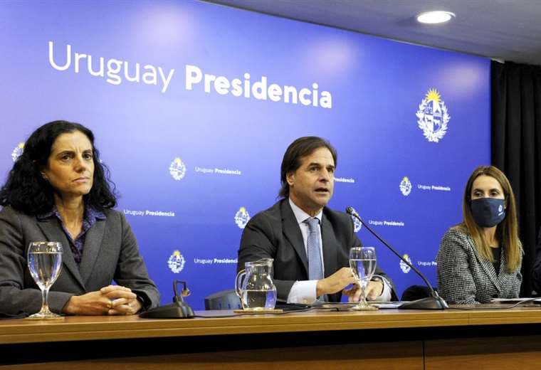 El presidente Lacalle (c), la ministra de Economía Azucena Arbeleche (izq.) y la canciller Carolina Ache. Foto AFP