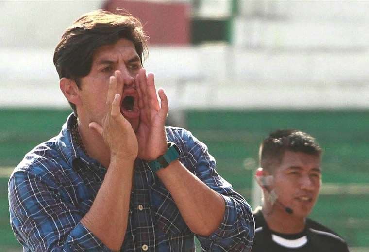Humberto Viviano, entrenador de Municipal Vinto de Cochabamba. Foto:  AFP