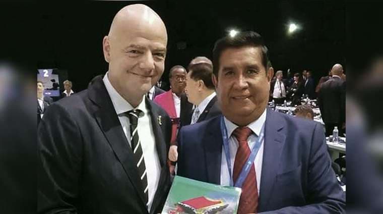 Infantino junto a César Salinas en una cumbre de la FIFA. Foto: internet