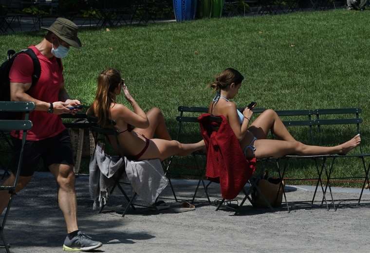 La gente disfruta del sol en un Bryant Park casi vacío, en la ciudad de Nueva York. Foto AFP
