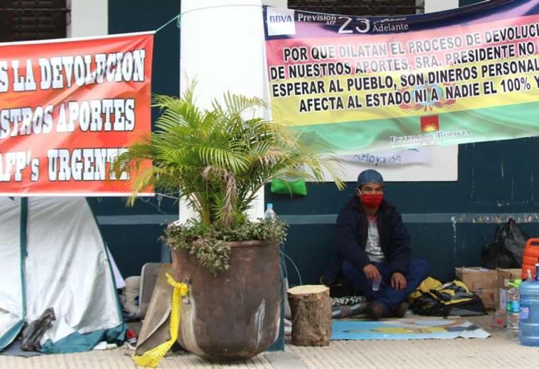 Trabajadores en huelga de hambre, en Santa Cruz, exigen de la devolución total de sus aportes / Foto: Ricardo Montero  