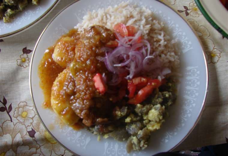 El picante de pollo es uno de los platos más populares de Bolivia