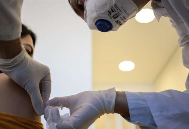 Un voluntario recibe la vacuna COVID-19 durante la etapa de prueba de la vacuna producida por la compañía china Sinovac Biotech en el Hospital das Clinicas de San Pablo. Foto AFP